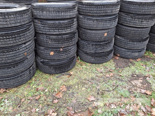 Zużyte opony (z pojazdów ciężarowych, dostawczych i osobowych nienadające się do bieżnikowania lub dalszego użytkowania, oraz zużyte dętki i ochraniacze stanowiące ok. 100 kg masy) (kod odpadu 16 01 03) 